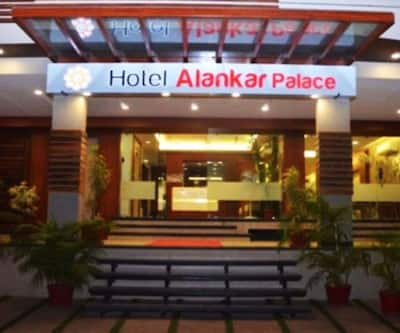 https://imgcld.yatra.com/ytimages/image/upload/t_hotel_yatra_city_desktop/v1434542394/Domestic Hotels/Hotels_Bhopal/Alankar Palace/Front View.jpg